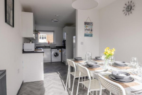 Modern 3 Bed House-Free Parking
